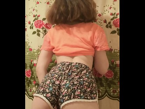 ❤️ سیکسی ځوان ماشوم په کیمره کې خپل شارټونه لرې کوي ❤️ په موږ